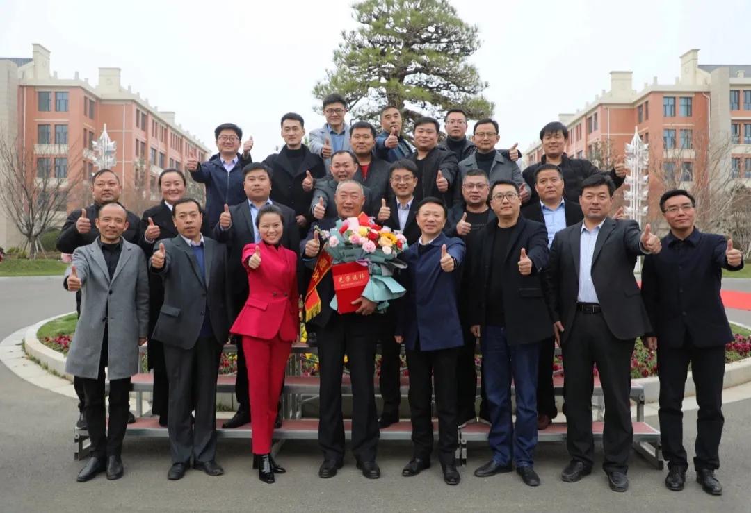 枣庄翔宇中学召开教职工例会暨李群谋主席光荣退休欢送会