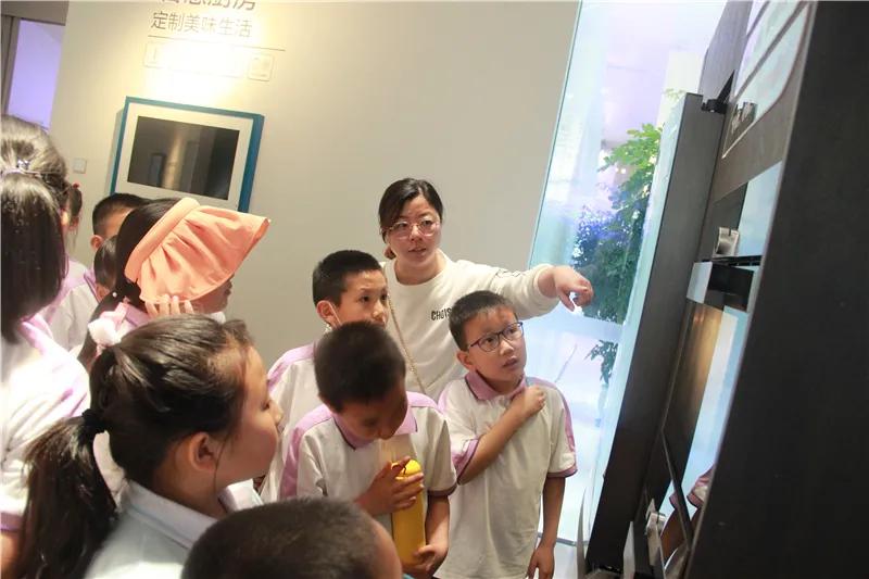 让教育和生活相连——青岛枣山小学开展年级研究性学习活动