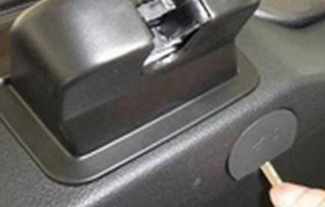 被锁在车里怎么办,有钥匙锁车里了怎么自救