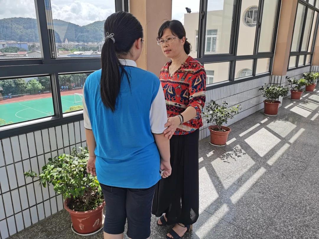 舟山定海教育丨「我和我的学生」书架角落的一朵“小花”