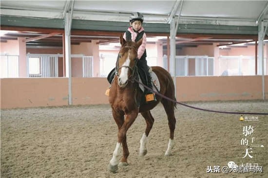 骑马、古琴、画画、足球……让这个9岁小姑娘告诉你啥叫天赋!