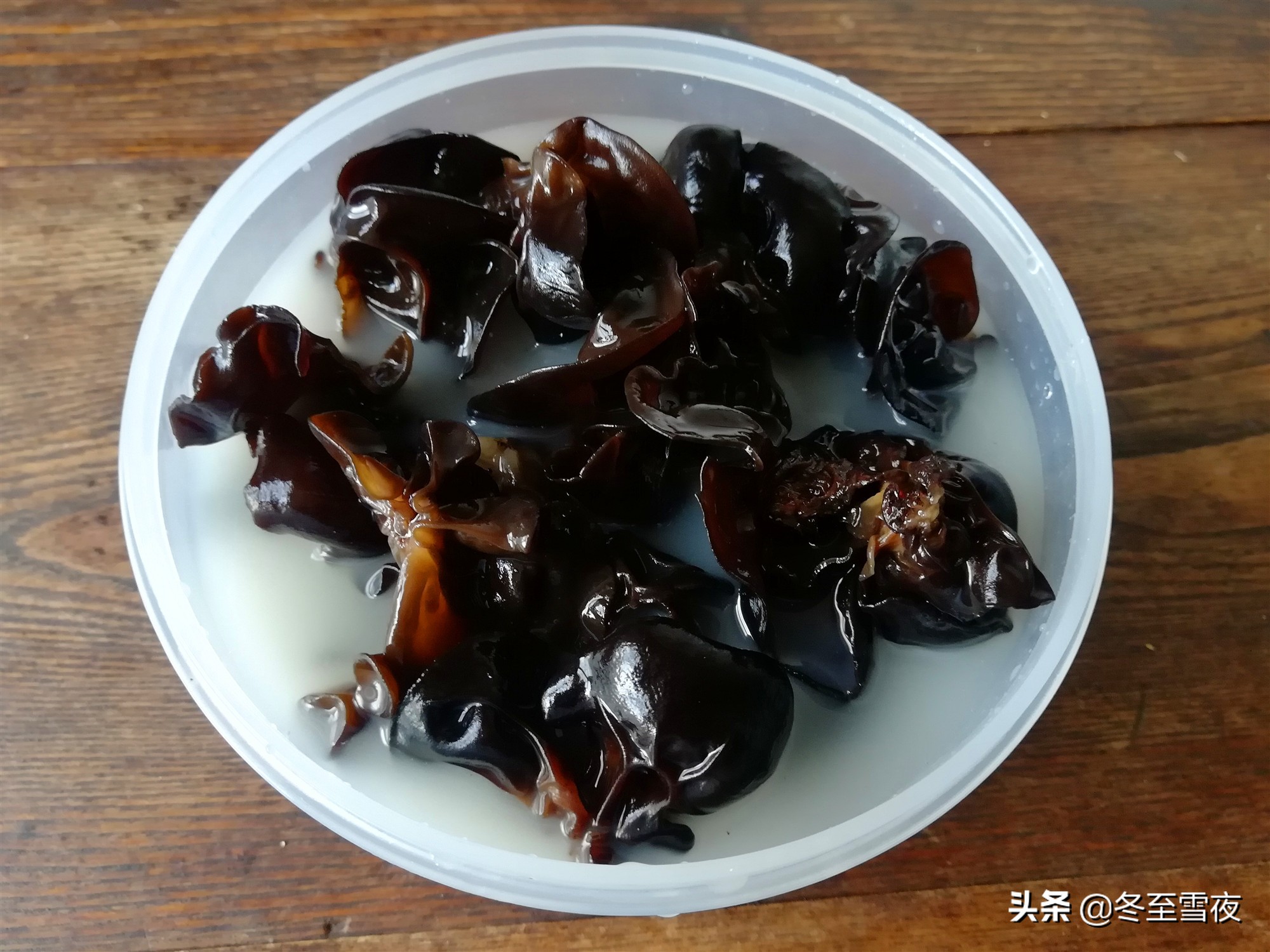 泡发干木耳用冷水还是热水,泡发干木耳用什么方法最好