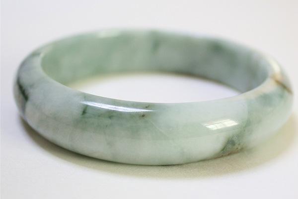 长期佩戴玉手镯有什么好吗,长期戴玉手镯能不能越来越通透