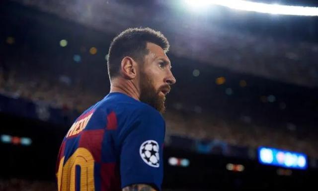 梅西眼里只有球,梅西的眼里看着足球可爱一面