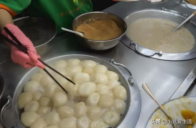 台湾人气小吃烧麻糬，糯米团煮熟蘸花生粉，软糯香甜吃过就忘不掉