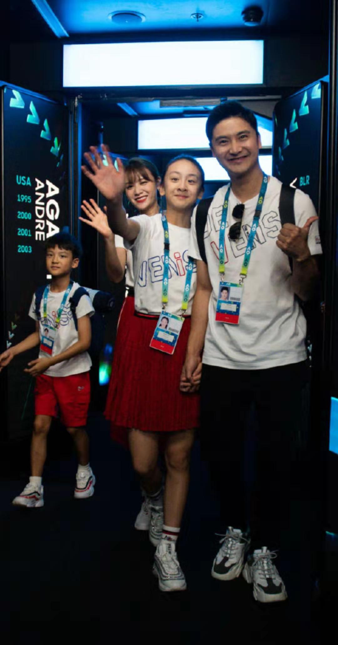 田亮森碟打底裤,田亮一家四口现身机场森碟好潮流