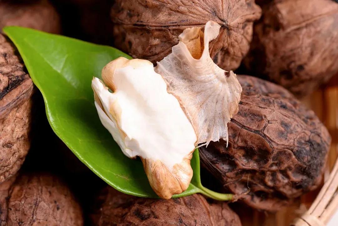 爬20米高用竹竿打下的这口“老树鲜核桃”，脆嫩鲜甜，别处买不到