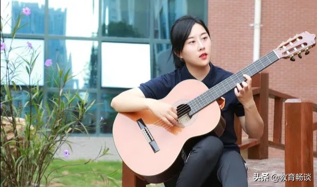 黑板画老师,语文老师画的画真好看