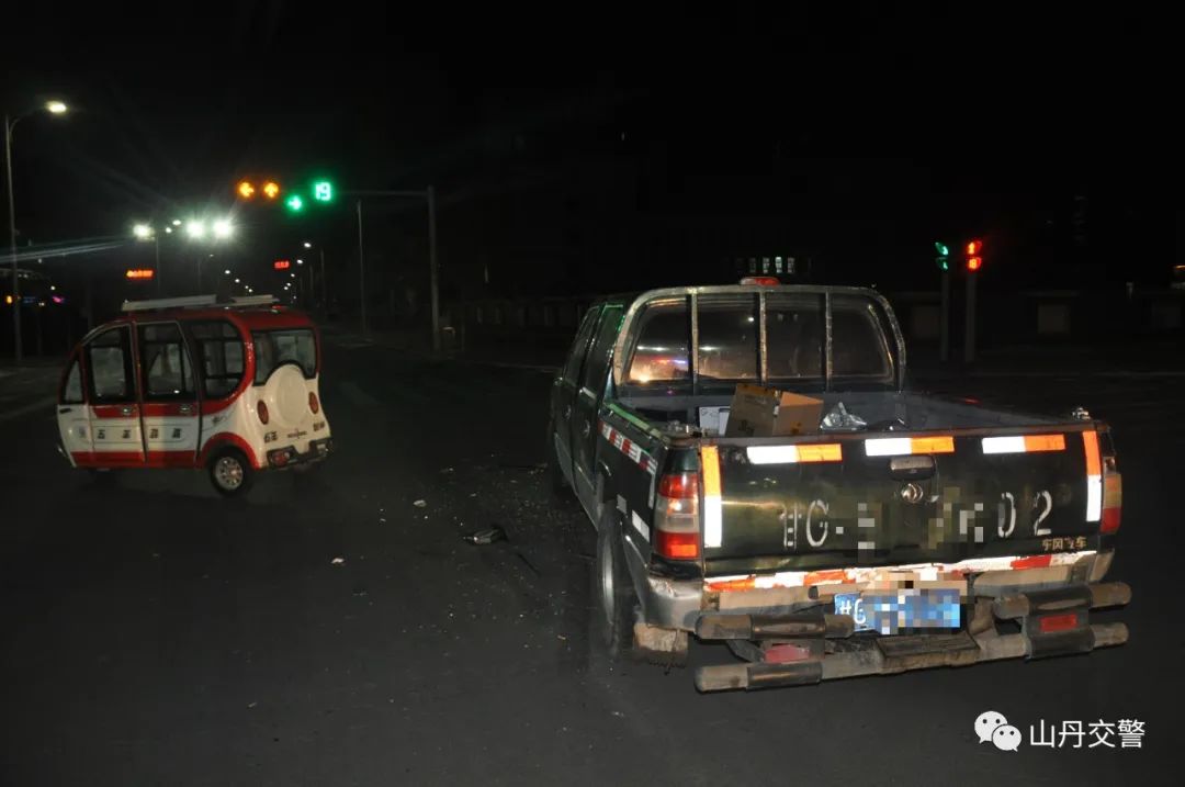 三轮电动车闯红灯，砰砰砰！被撞还全责！