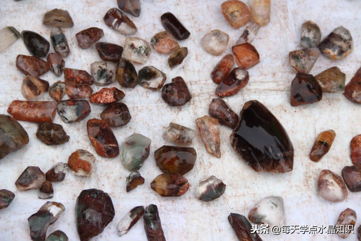 摸黑赶水晶原料交易早市去晚一晚人影都找着了