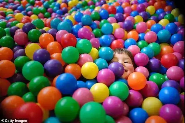 去游乐场海洋球里面玩,去海洋球泳池里面玩耍