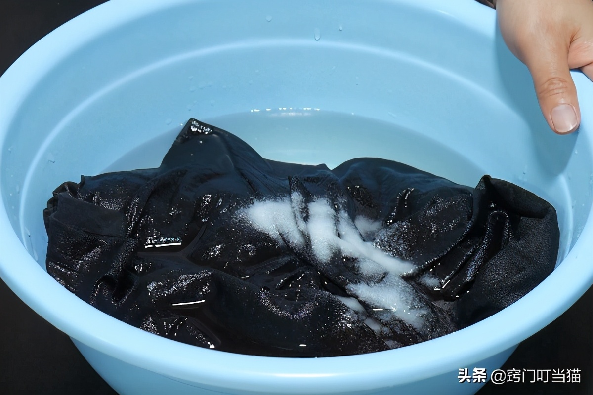 穿久的黑色衣服发白如何焕然一新,如何让褪色的黑色衣服变新