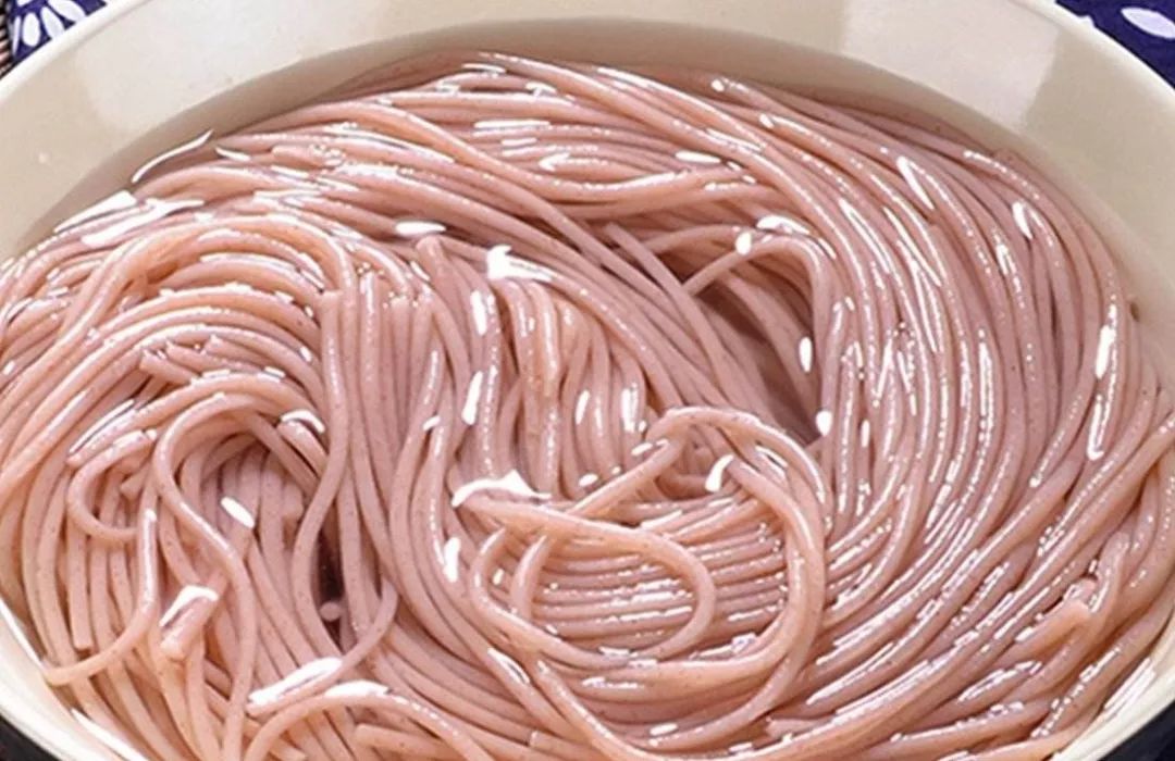 过桥米线怎么熬出浓浓的鸡汤味,正宗过桥米线汤