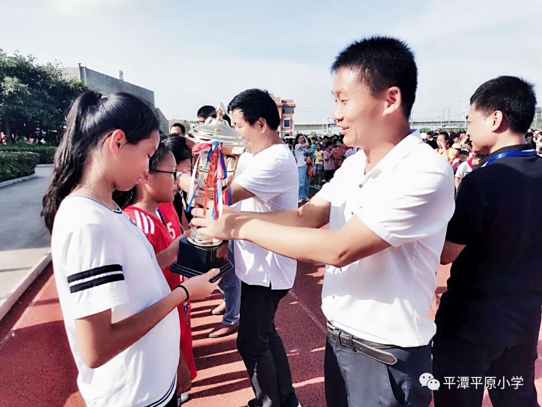 快乐足球追逐梦想放飞未来,快乐足球追逐梦想放飞未来海报