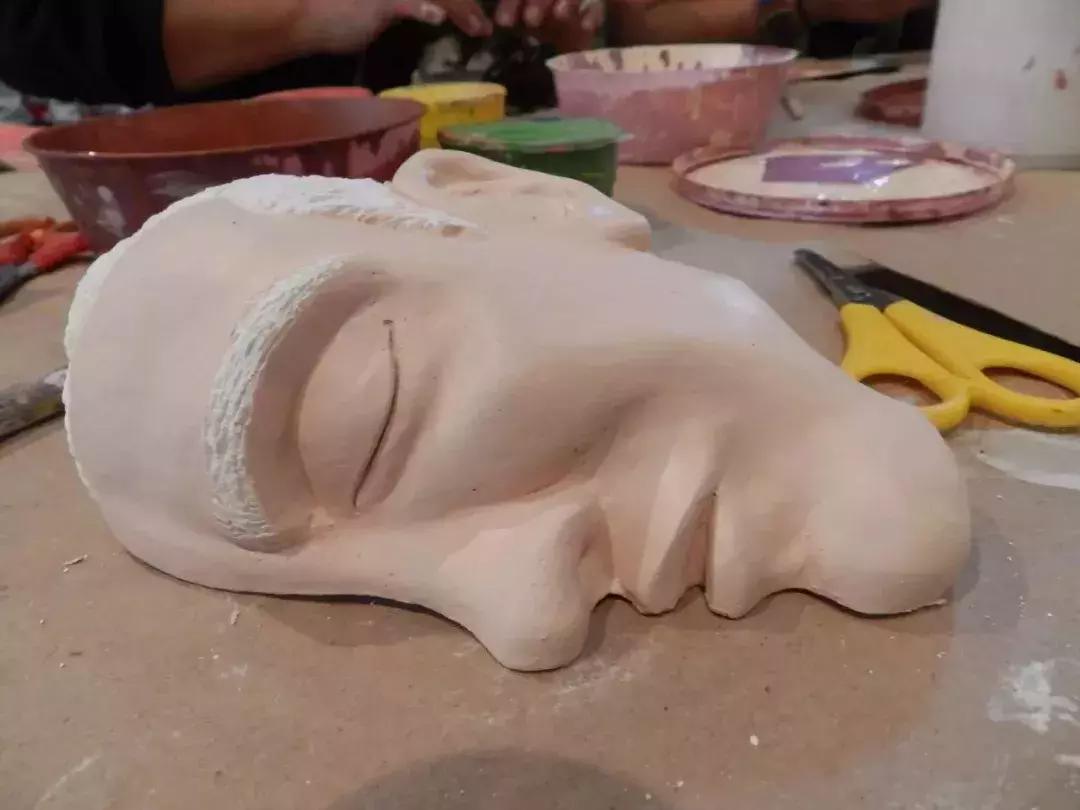 令人难以置信的活雕塑,逼真人脸雕塑视频