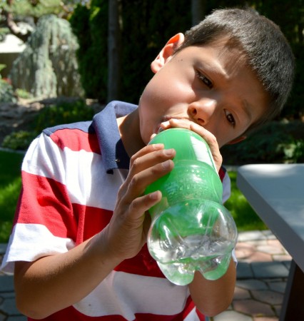 怎么用瓶子和气球做出好玩的玩具,瓶子吹气球小实验玩法