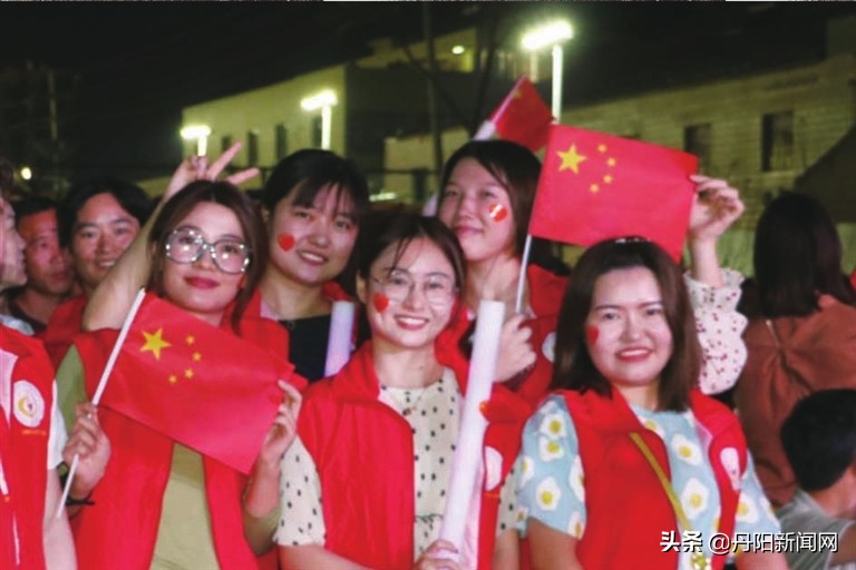 一方广场，盛满了居民的欢歌笑语