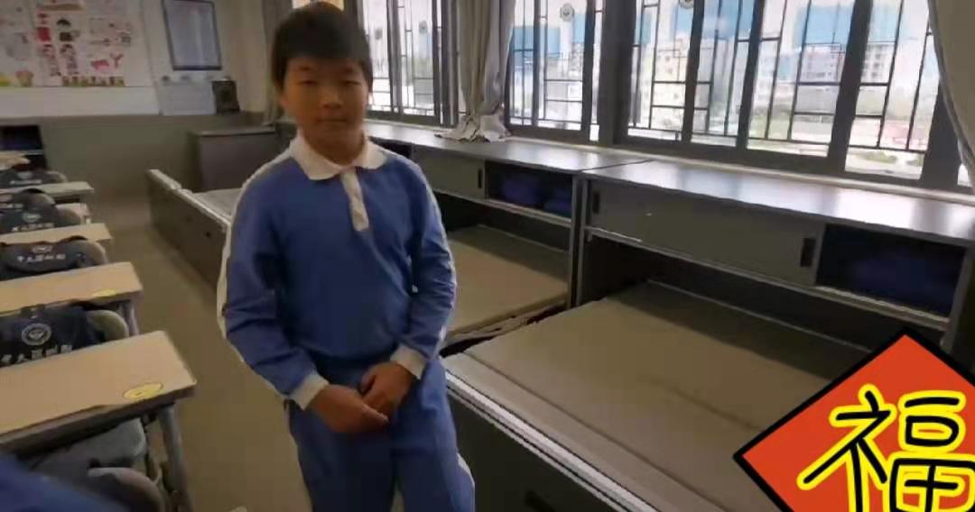 教室设置午休床,深圳一小学班级内设置午休床