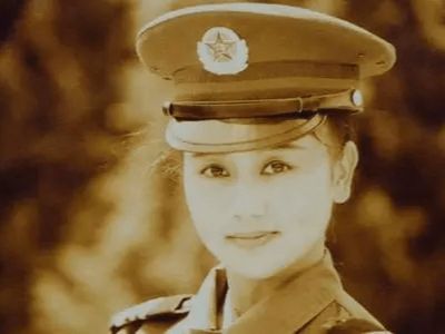 他被誉为“风月片”教父,拦截训练中的女兵,直言:我们结婚吧