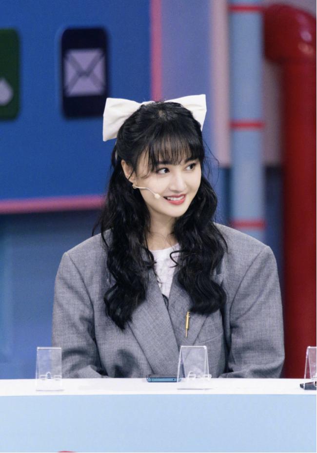 蝴蝶结发饰怎么戴两侧才好看,蝴蝶结发饰怎么戴在头上才好看