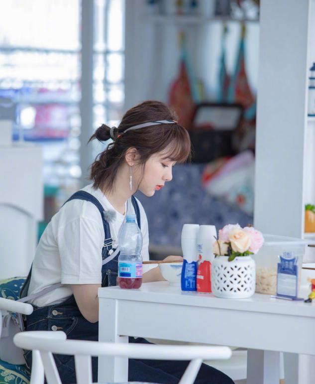 怎样用发带扎和杨紫同款发型,发带也可以戴出时尚