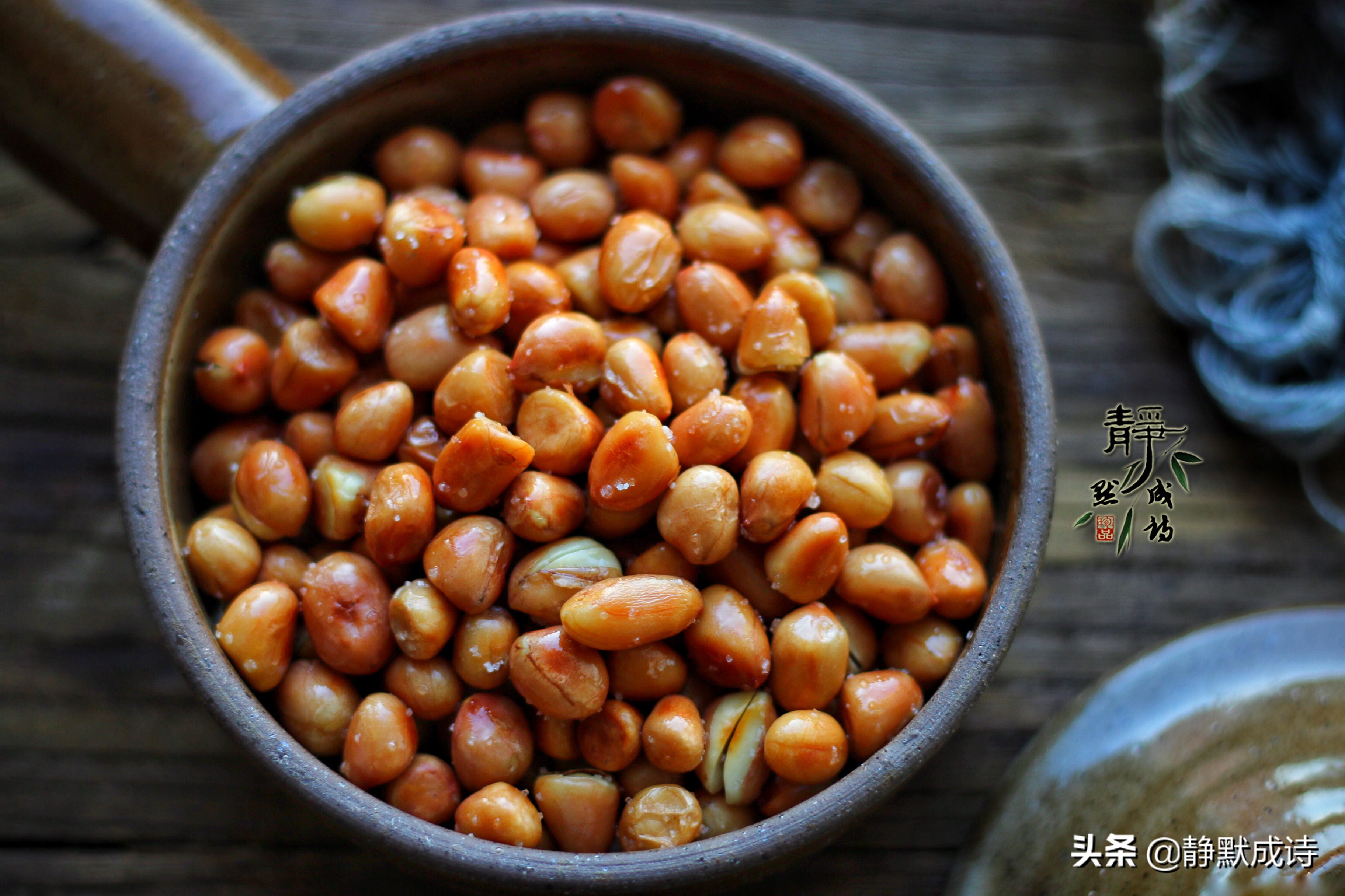 油炸花生米放了几天不脆了怎么办,油炸花生米返潮怎么用微波炉