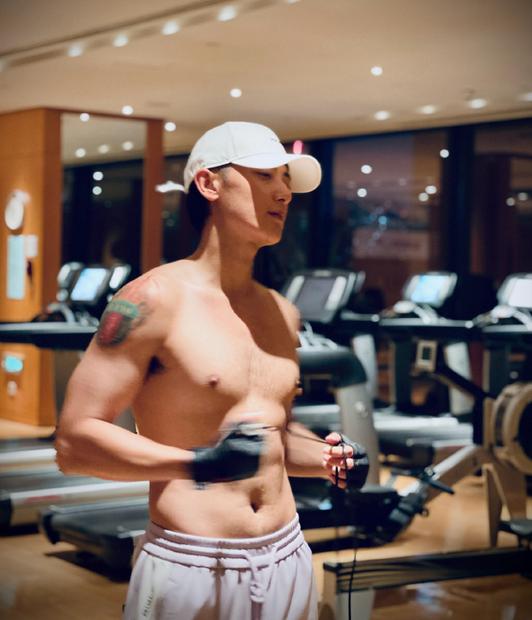 “扫娘风暴”效果显著,蓄胡须、秀肌肉、短发,小鲜肉终于不鲜了