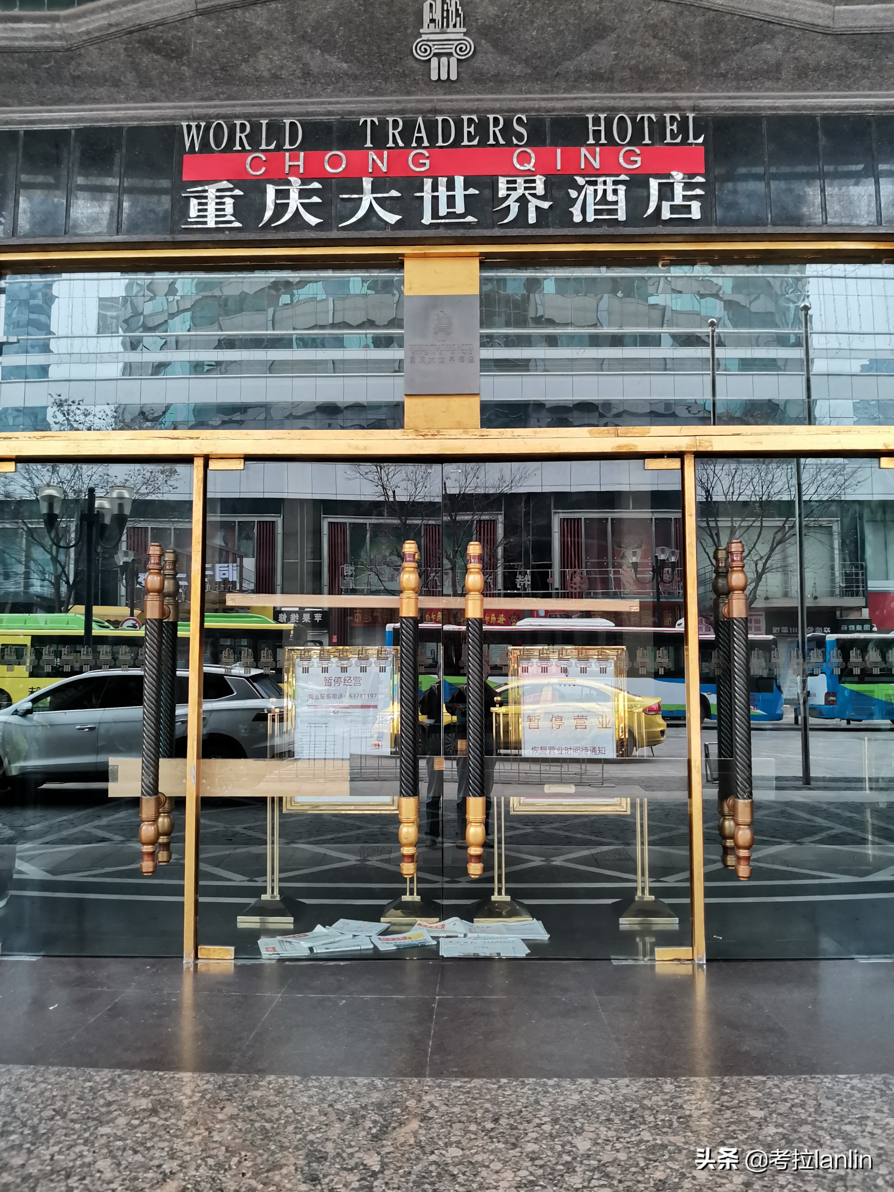 一扇扇关闭的店门，就像一张张欲说无言的嘴、一张张戴着口罩的脸