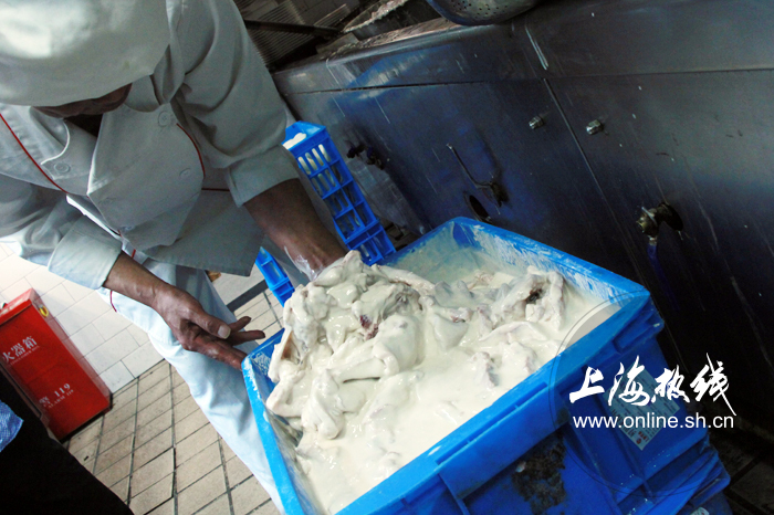 上海最好吃的辣酱油炸猪排,上海特色炸猪排辣酱油是标配