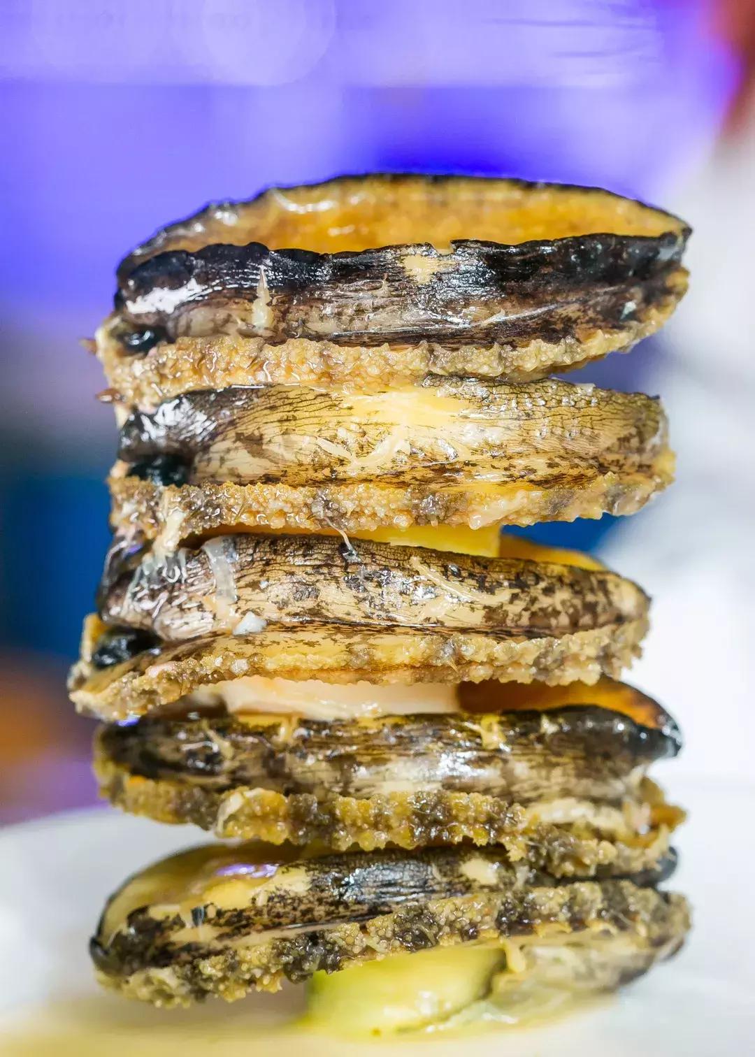 魔都惊现「2层楼小香港」，卖“蹦迪海鲜”！花胶鸡、6头鲍免费送