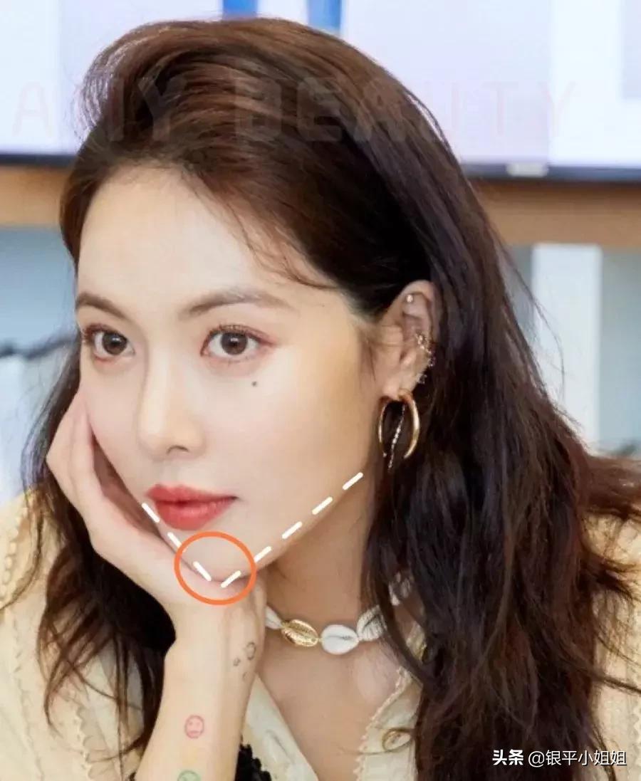 泫雅的脸型是菱形脸吗,猫系菱形脸的女生好看吗