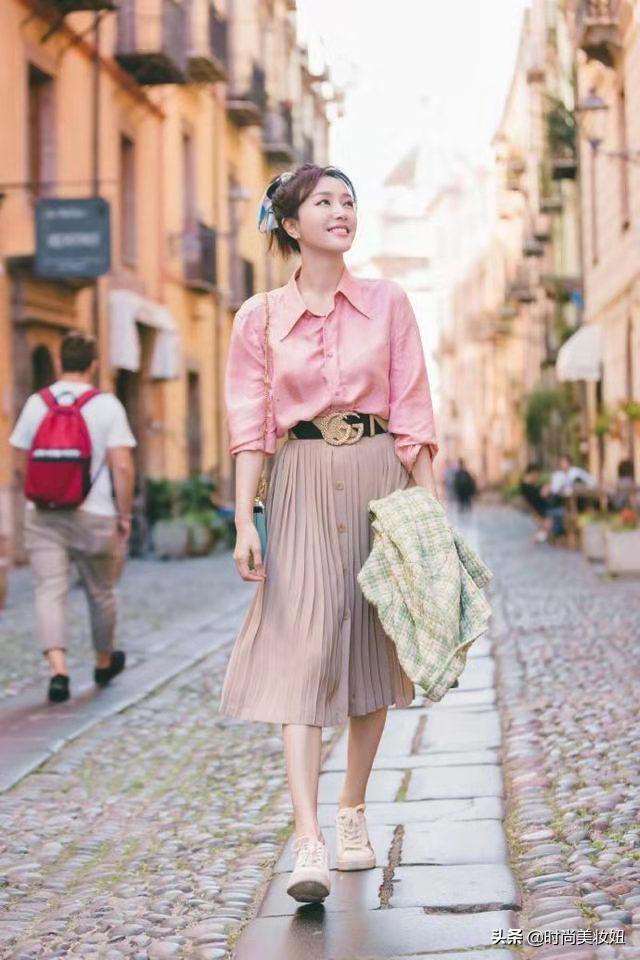 秦岚穿搭花少衬衫牛仔裤,秦岚闪耀的她穿搭棕色衬衫