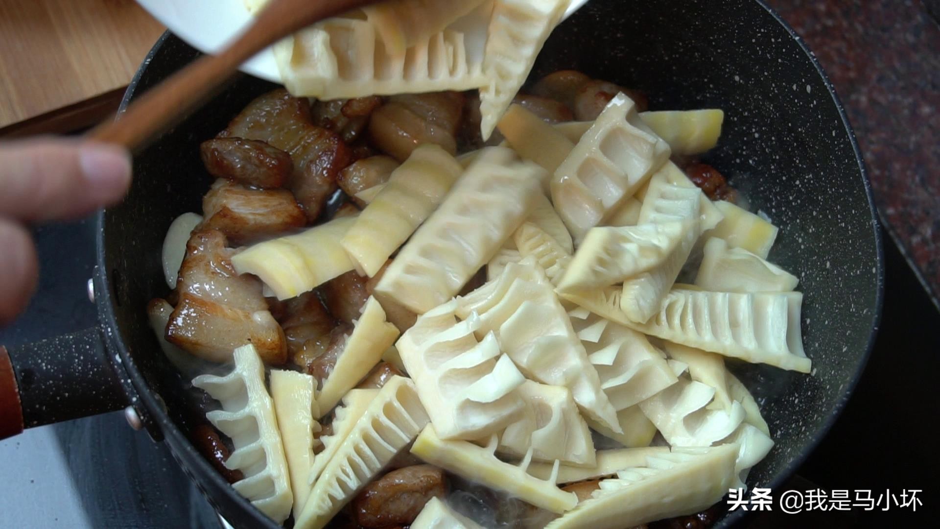 客家人最爱春笋这做法，咸香开胃好下饭，出锅拌汁都能吃3碗饭