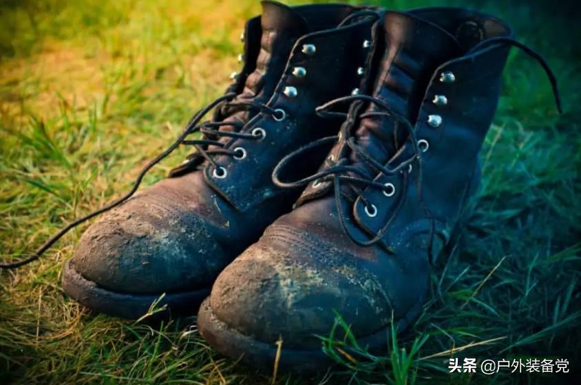 沙漠靴的正确清洗方式,登山靴脏了怎么清洗