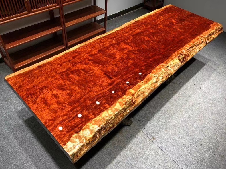 苏州家具城土豪桌*局骗**！8万天价桌出厂就9千，原料极像棺材板