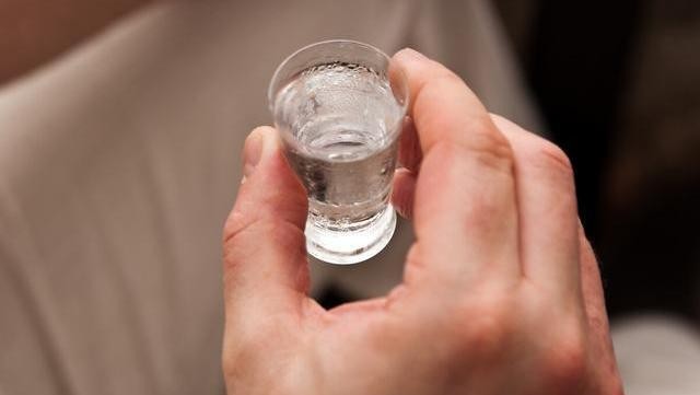 脚崴了可以用白酒擦拭吗,崴脚用白酒擦了还能冷敷吗