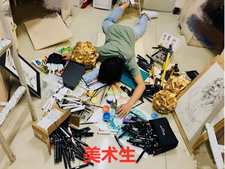 大学里很烧钱的4类专业，新生开学时钱要带够，否则月底只能吃土