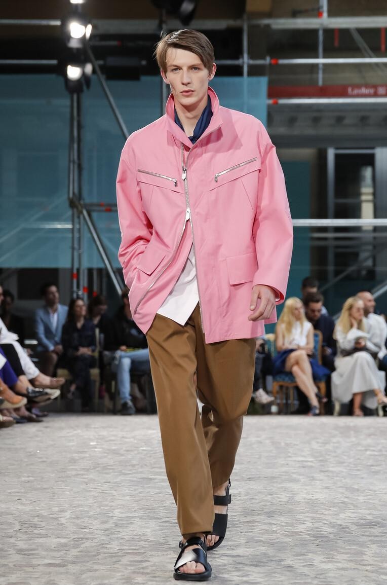 粉色和什么颜色搭配好看男,粉色搭配什么颜色好看男生