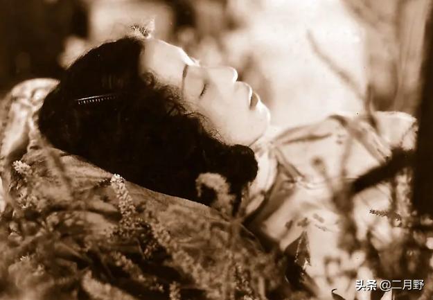 《神女》：*女妓**与圣女交织而成的神性，被动毁灭和救赎的二元模式