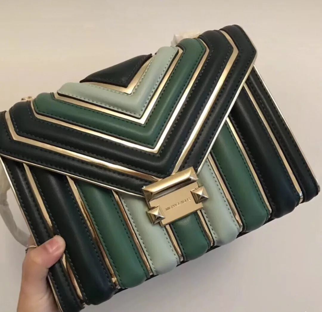 男人女人你们应该如何看待这些包，难道是贫穷限制了我的想象吗？