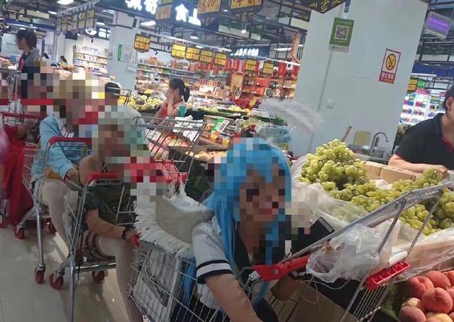 cos是穿着cos服去地铁吗,穿cos服坐地铁路人的反应