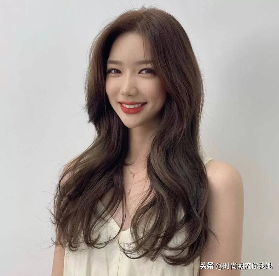 初秋最流行的全头烫,酷女孩初秋发型