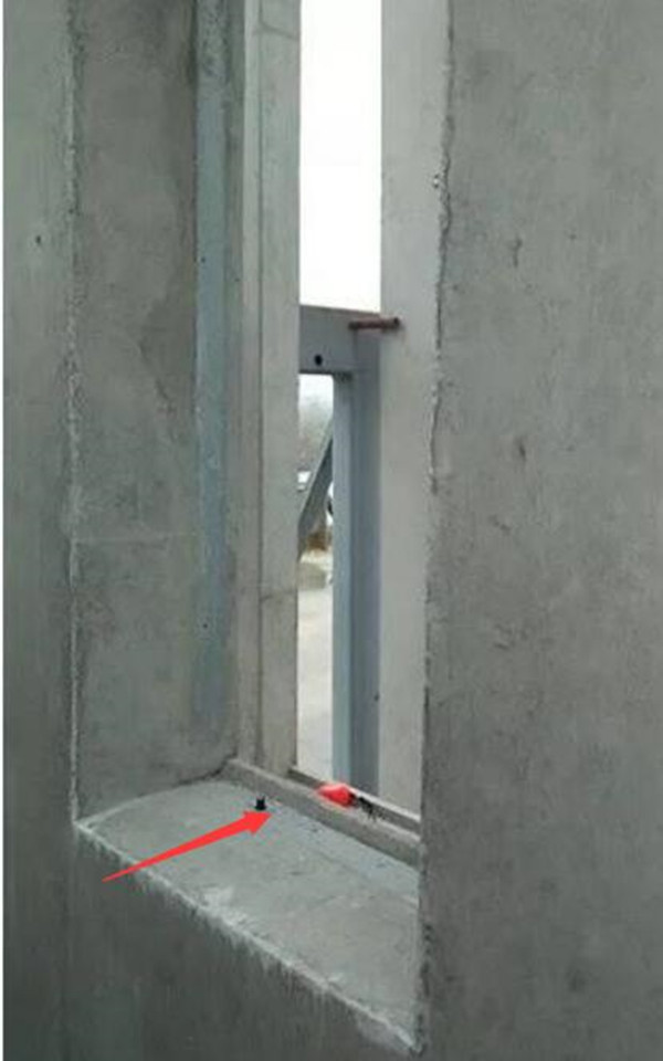 窗户安装好,才发现一边高一边低的情况,没封好后期漏水就麻烦了