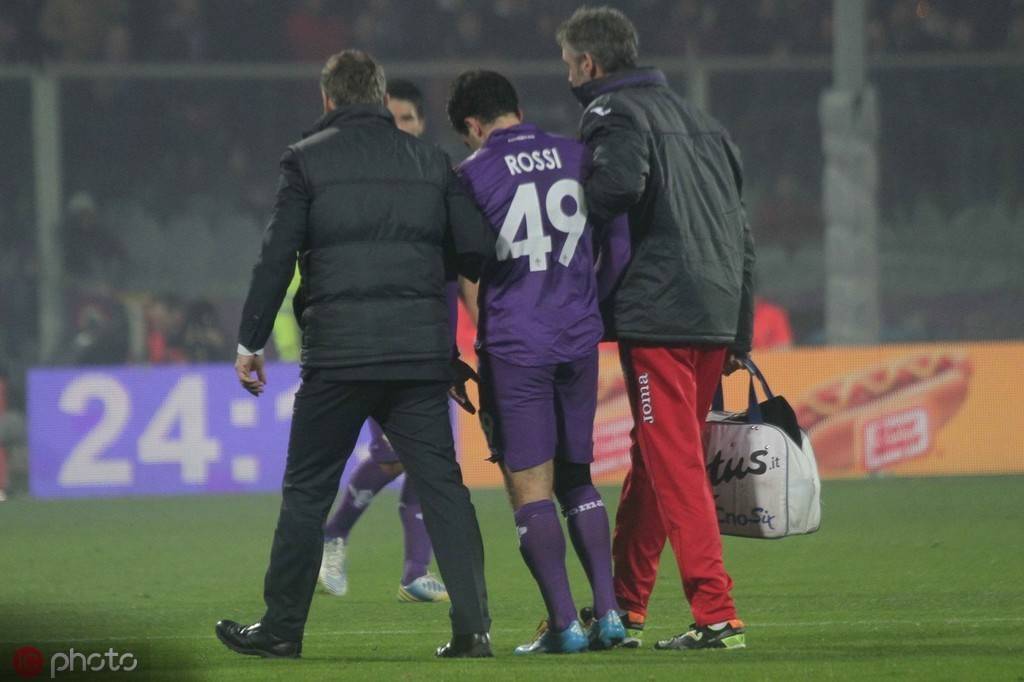 足球十字韧带断裂对运动员的影响,十字韧带受伤的足球运动员们