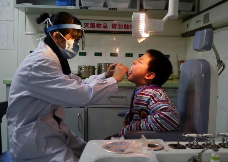 孩子误吞玻璃弹珠怎么办,孩子误吞玻璃球抢救