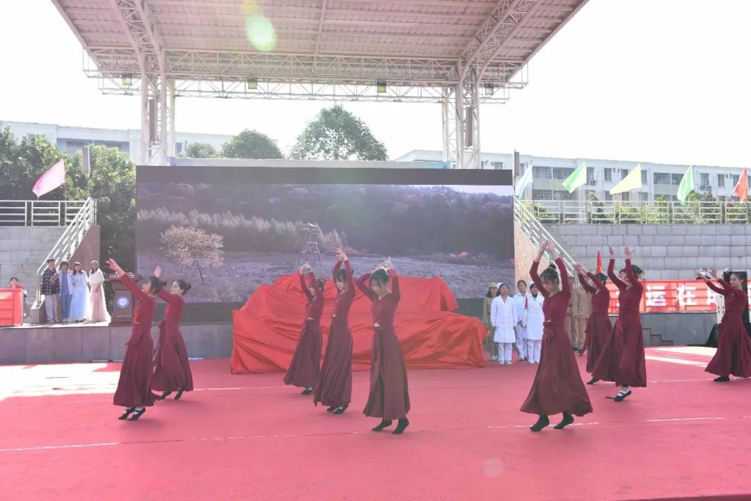 机器人在技能大赛上尬舞,机器人魔性斗舞