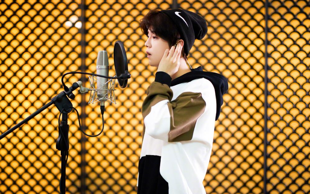 比鹿晗“假书包”更神的是“白加金”鞋子，全是窟窿，好像黄金甲