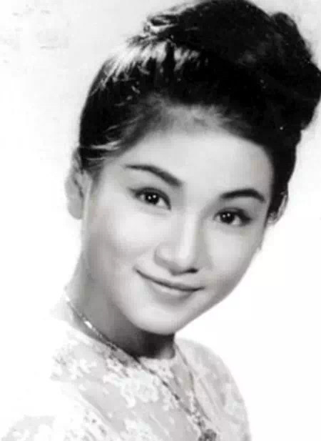 郑佩佩怀孕8次,郑佩佩的一生恋情