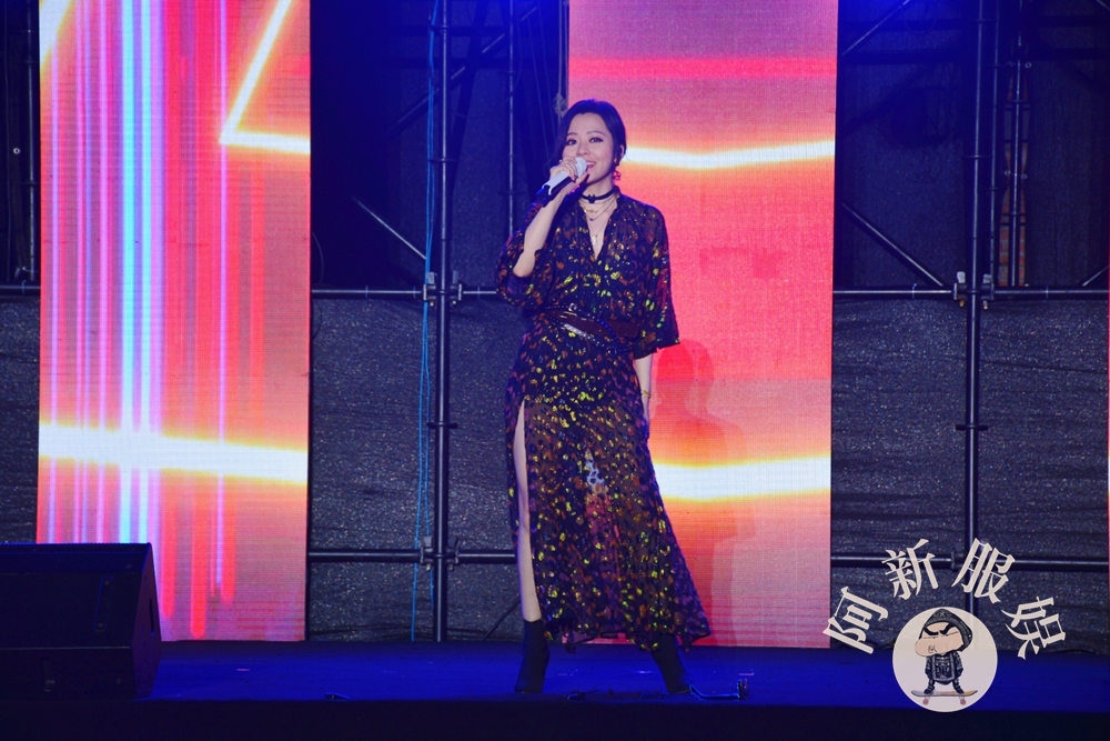 张靓颖黑色长裙气场全开惊艳十足,张靓颖穿深v大秀身材唱歌