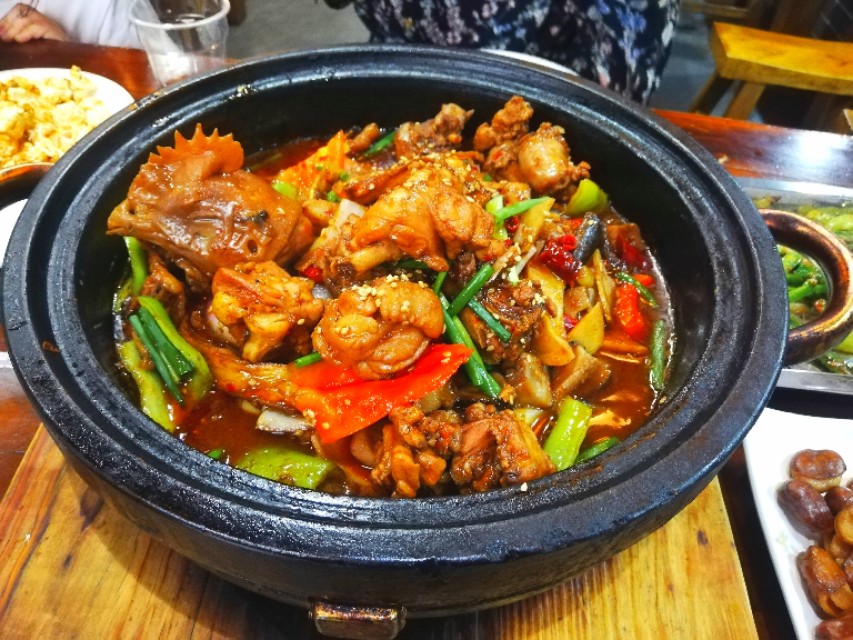 郑州十里铺街，来自于济源的知名炒鸡光光酱，味道果然可带劲儿啊